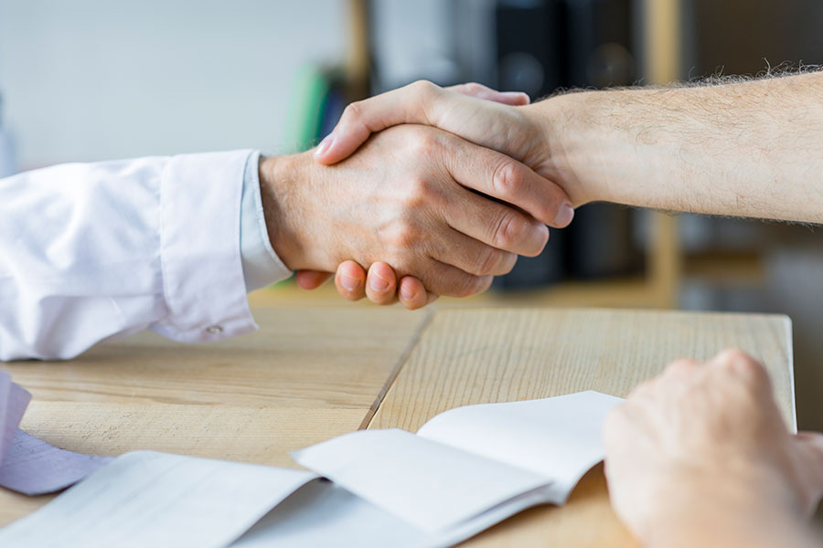 Stretta di mano tra professionisti al termine di un incontro